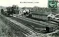 La gare au début du XXième siècle, bâtiment marchandises et plaque tournante au premier plan.