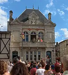 La 377ème Rosière de la Mothe-Saint-Héray et son époux saluent la foule au balcon de la Maison des Rosières le 2 septembre 2023