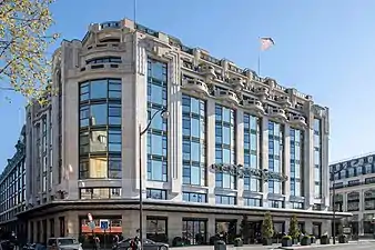 La façade du magasin 2, vu depuis le quai du Louvre.