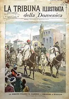 Image d'un défilé à cheval de personnages habillés en style « africain colonial » dans une rue avec sur le fond droit des bâtiments ; sur le bas gauche un groupe de spectateurs ; sur le haut un texte en lettres majuscules.