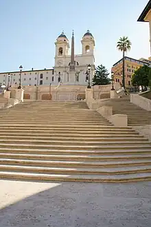 Escalier montant vers l'église