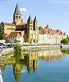 la basilique de Paray au bord de la Bourbince
