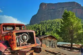 Grande paroi rocheuse dite «La Cathédrale Imsfrane » près du village de Tilouguite, province d'Azilal. Septembre 2017.