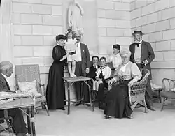 La famille Goüin sur le perron du palais abbatial de Royaumont