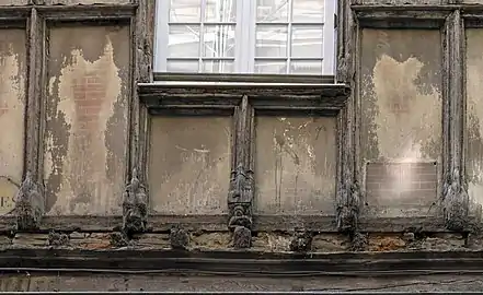 no 17 : détail des fenêtres du 1er étage.