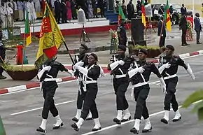 La police défile lors de la parade de la fête nationale en 2016 à Douala.