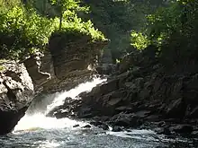 La rivière Saint-Charles au pied de la chute Kabir Kouba (Loretteville, QC)