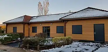 Anciens vestiaires de la piscine réhabilités en lieu de découverte de la faune et de la flore.