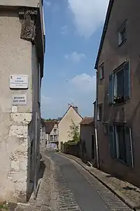 À l'intersection de la rue Avedam.