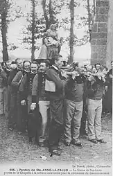 La statue de Sainte-Anne portée de la chapelle à la tribune extérieure pour la cérémonie du couronnement de 1913.