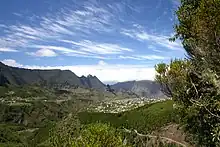 Photographie du cirque Cilaos avec en son centre la commune de Cilaos