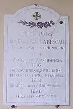 Stèle aux morts à l'entrée de la mairie (janv. 2012)