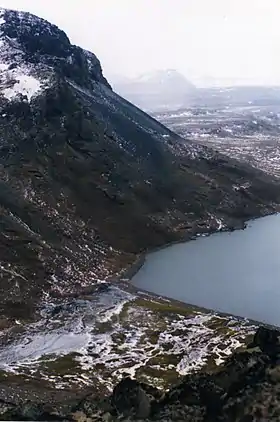 À l'arrière-plan, dans la brume, la silhouette du puy Saint-Théodule vue depuis le volcan du Diable.