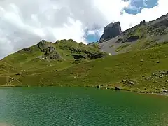 Le col et ses pitons au pied de la Pierra Menta vus depuis le lac d'Amour au sud-ouest.