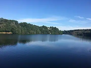 La berge à Éguzon-Chantôme (rive gauche) en 2017.