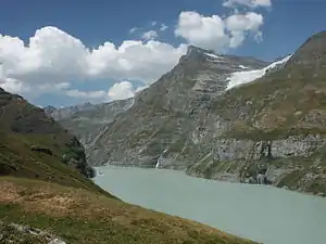 Vue sur le lac artificiel de Mauvoisin (orientation nord, 2003). Le sommet du Pleureur occupe le centre de la photo. À sa droite se trouve la langue (séracs) actuelle du glacier du Giétro. La dranse de Bagnes s'écoule vers le nord, dans le sens de la photographie.