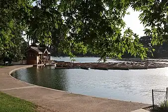 Barques au bord du lac.