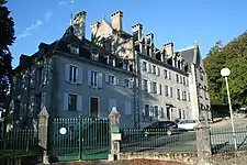 Vue générale de la façade arrière, avec le pavillon récent accolé à gauche