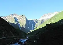 Montagnes vues de l’entrée du grand replat de la vallée de la Géla