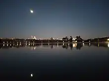 Le lac et au fond le centre de Madrid