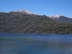 Le lac Correntoso vu depuis Villa La Angostura. Au fond : le Cerro Bayo.