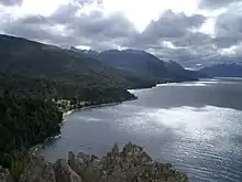 Rivage du lac Traful.