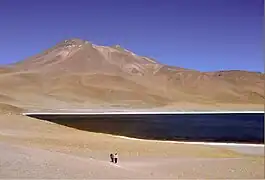 Vue de la Laguna Miñiques et du volcan Miñiques.