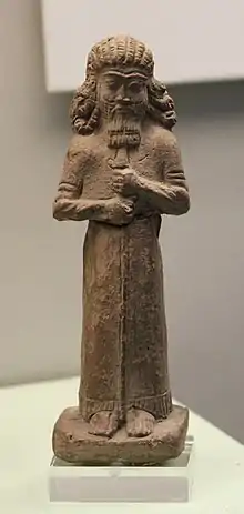 Statuette en terre cuite d'un lahmu. Ninive, British Museum.