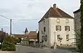 Lalheue (Saône-et-Loire), vue générale de la mairie et de l'église.