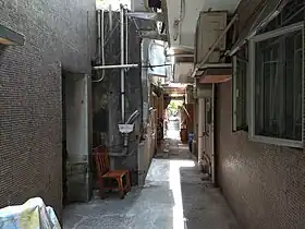 Une ruelle étroite à Lam Tei Tsuen (en), typique des villages fortifiés de Hong Kong.