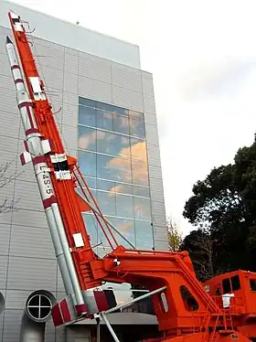 Fusée L-4S et son lanceur exposé dans un musé à Tokyo.