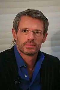 Homme aux cheveux gris avec des lunettes.