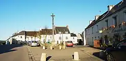 Lampaul-Guimiliau : la place Centrale et son calvaire dit "Croix-du-Villiers" 1884).