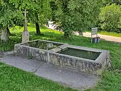 La fontaine à la croix.