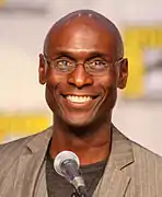 Lance Reddick interprète Albert.