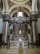 Le chœur avec le maître-autel.