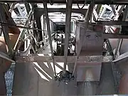 Vue du sommet de la rampe d'un skip à Duisbourg. La benne de droite est en position basculée.