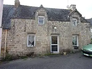 La plus vieille maison du bourg, datant du XVIIe siècle et remaniée au XIXe siècle.