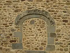 Le portail sud muré de l’église.