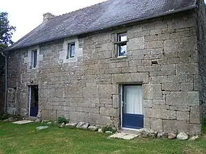 Maison en pierre de taille de Lanzonnet ayant conservée une fenêtre à traverse.
