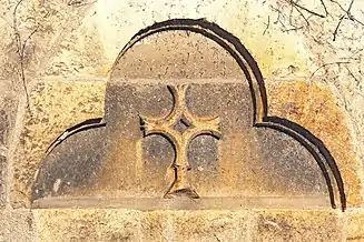 Reste d'une baie quadrilobée.