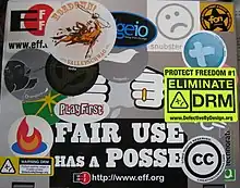 Photo d'un ordinateur portable couvert d'autocollants autour du thème de la liberté.