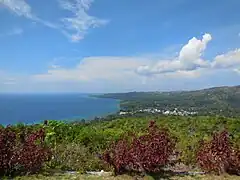 La baie de Larena et la ville vue depuis les collines.