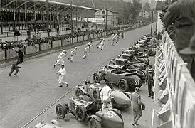 Le départ de l'épreuve, en épi (1929).