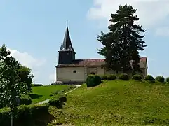 L'église Sainte-Marguerite sur la motte castrale.