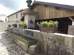 Le lavoir près de la mairie.