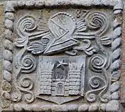 Une plaque sur une maison.