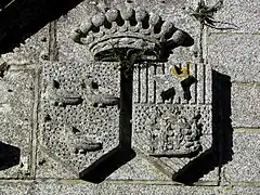 Chapelle funéraire des Le Mercier des Alleux - Bucher de Chauvigné. Cimetière paroissial du Châtellier (35). Blasons de Saturnin Le Mercier des Alleux et de Marie-Caroline Bucher de Chauvigné.