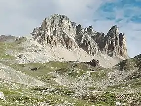Vue du Cheval Blanc et de la dent de Bissorte (3 016 m) depuis le vallon du Peyron.
