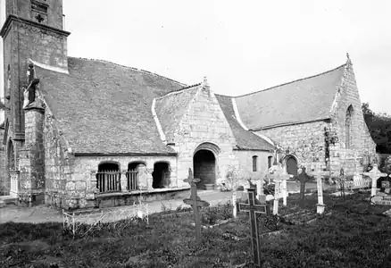 L'église Saint-Jean-Baptiste en 1922 avant le transfert du cimetière.
